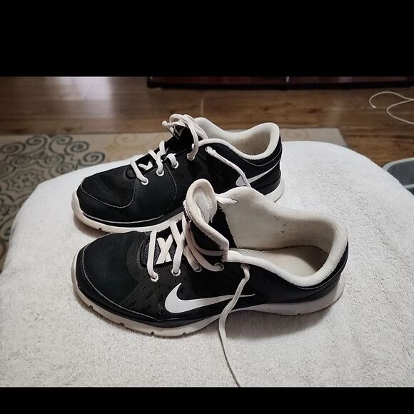 Nike Black and White Sneakers - Picture 2 of 6